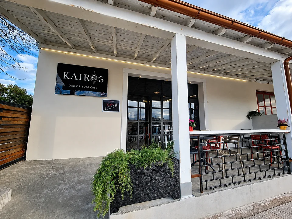 L'esterno del Kairos a Orosei con l'insegna e il dehors coperto