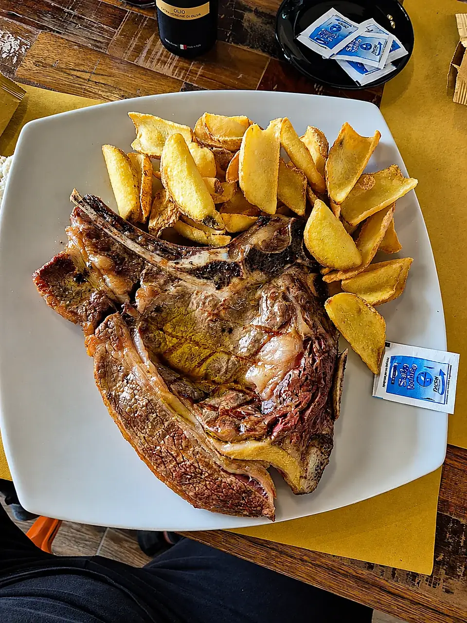 Bistecca con l'osso alla brace con patate arrosto