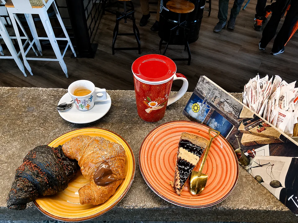 Colazione al Kairos: caffè, cappuccino e cornetti