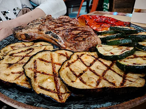 Grigliata con verdure grigliate e melanzane