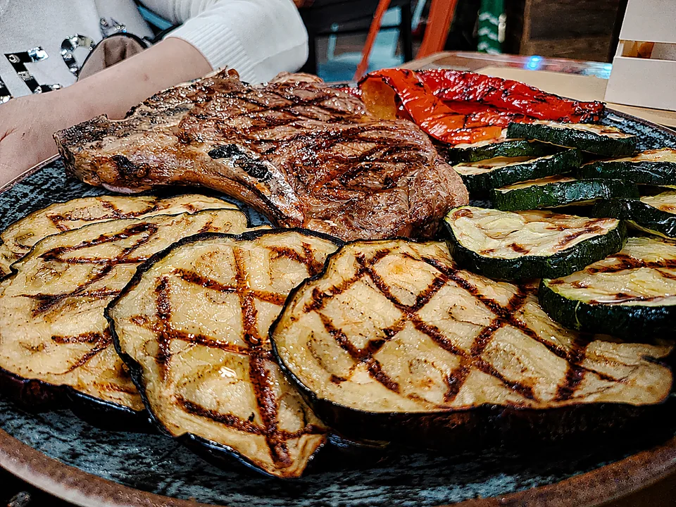 Carne alla brace con verdure grigliate, da condire con olio di lentisco