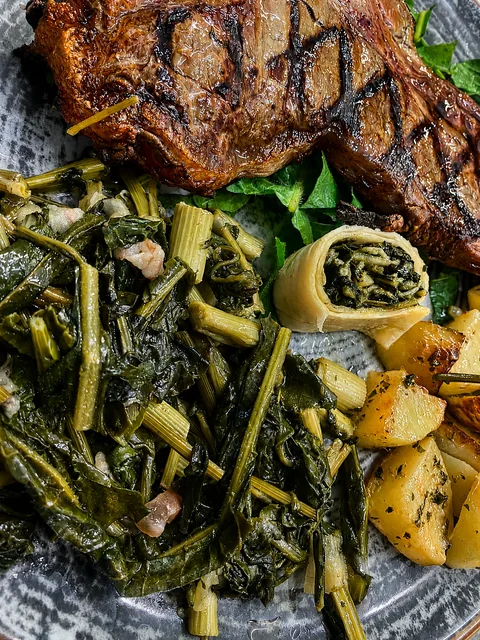 Carne alla brace con cicoria e patate
