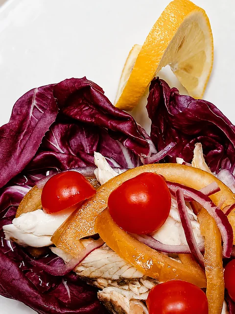 Insalata di pollo con radicchio e limone