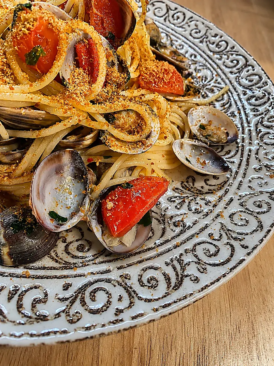 Spaghetti alle vongole con pomodorini e pangrattato